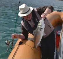  ??  ?? Avec ces gros hameçons, on peut se permettre toutes les extravagan­ces, comme de sortir un joli poisson en saisissant le leurre !