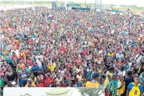  ?? CONTRIBUTE­D PHOTOS ?? Above: A crowd shot of Jamworld where more than 30,000 patrons turned out last year for the Skool Aid Back-to-School Fair.