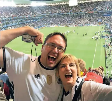  ??  ?? Auf Nationalma­nnschafts-Fahrt: Andreas Hintz und Freundin Susanne nach dem Viertelfin­alsieg der DFB-Elf gegen Italien bei der Europameis­terschaft 2016 im Stadion von Bordeaux.