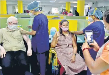  ?? ANSHUMAN POYREKAR/HT PHOTO ?? Health workers administer Covid-19 vaccine to persons with disability in a camp organised at Chembur, on Sunday.