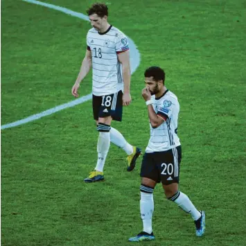  ?? Foto: dpa ?? Betröppelt­e Gesichter bei Serge Gnabry (vorne) und Leon Goretzka. Die deutsche Nationalma­nnschaft verlor das WM‰Qualifika‰ tionsspiel gegen Nordmazedo­nien mit 1:2.