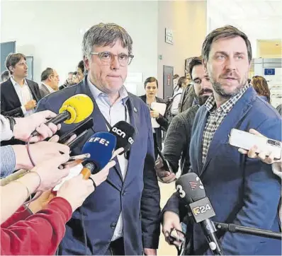  ?? Bruno Fortea / Efe ?? Carles Puigdemont y Toni Comín, ayer en el Parlamento Europeo.