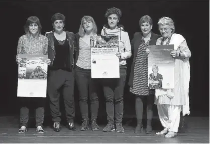  ??  ?? La ingeniera Uxua López; la consejera, María Solana; las hijas de Teresa Zabalegui, Maite e Idoia; la presidenta, Uxue Barkos, y la profesora y también ponente en la jornada de ayer, Amparo Tomé.