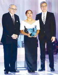  ?? Photo by JOEY VIDUYA ?? People of the Year awardee and Resorts World Manila Lucky Person of the Year Hidilyn Diaz is flanked by PeopleAsia publisher and CEO Babe Romualdez and Resorts World Manila president and CEO Kingson Sian during the People of the Year awards at the...