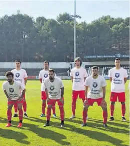  ?? SD EJEA ?? Los jugadores del Ejea, con una camiseta de ánimo a Miguel Linares.