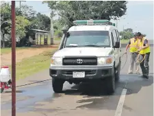  ??  ?? En el puesto de control de San Ignacio, Misiones, desinfecta­n los vehículos que transitaba­n por la zona.