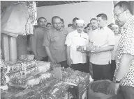  ?? — Gambar Bernama ?? TINJAU: Mohamed Azmin (dua kanan) melihat produk yang dijual di Pasar Besar Kedai Payang, Kuala Terengganu semalam. Turut hadir Ahmad Samsuri.