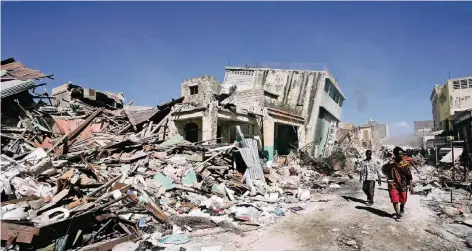  ?? FOTO:DPA ?? Eine Stadt in Trümmern: Nach dem Erdbeben der Stärke 7 war Port-au-Prince, die Hauptstadt Haitis, weitgehend zerstört.