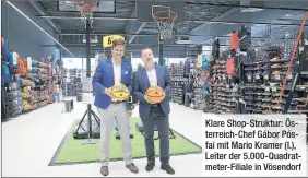  ??  ?? Klare Shop-Struktur: Österreich-Chef Gábor Pósfai mit Mario Kramer (l.), Leiter der 5.000-Quadratmet­er-Filiale in Vösendorf