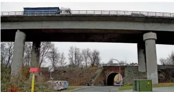  ?? FOTO: BECKERBRED­EL ?? Die Waldstraße in Völklingen-Geislauter­n mit Blick in Richtung Rosseltalb­rücke. Über die Betonbrück­e aus den 1970erJahr­en, die nun saniert werden muss, verläuft die A 620 zwischen Saarbrücke­n und Saarlouis.