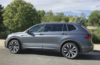  ?? ?? The 2021 Volkswagen Tiguan is a high-end R-line trim level. (Bud Wells photos)