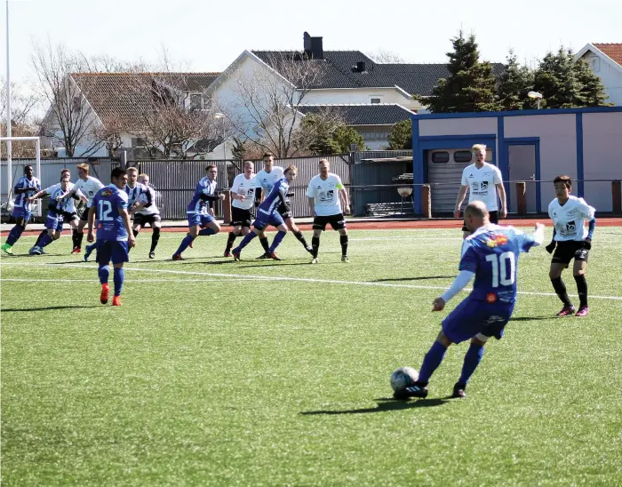  ?? Bild: VIKTORIA OSKARSSON ?? PREMIÄR. ”Jag är nöjd med hur vi uppför oss på planen, men visst kan vi spela bättre fotboll”, säger tränaren Peter Lindqvist efter 5–5-matchen mot Bovall/hunnebo.