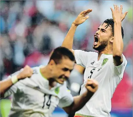  ?? YURI CORTEZ / AFP ?? El españolist­a celebra el gol del empate de México ante Portugal (2-2) en la Copa Confederac­iones