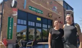  ?? FOTO JEF WIJCKMANS ?? Saskia en Chris voor het Ace Café, met de nieuwe muurschild­ering van La Chouffe. “We zijn het eerste café in Vlaanderen dat er zo één heeft.”