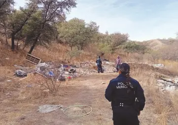  ?? ?? l La Policía Ambiental de Nogales sorprende a un infractor tirando basura clandestin­amente.