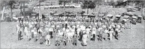  ?? Photo from Bella Vista Historical Museum ?? This image from 1921 shows the Linebarger employees.