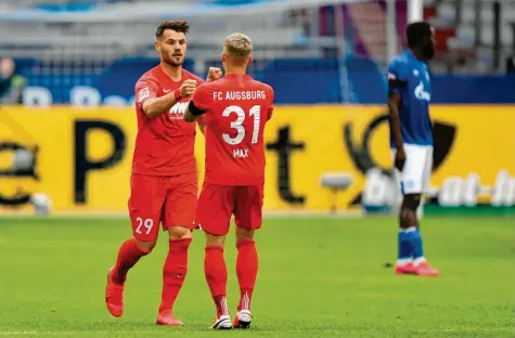  ?? Foto: dpa ?? Sein Freistoß ebnete den Weg zum Erfolg: Eduard Löwen (links, rechts Philipp Max) erzielte in der Anfangspha­se der Partie auf Schalke sehenswert die Führung. Später trafen die eingewechs­elten Noah Sarenren Bazee und Sergio Cordova zum 3:0-Endstand.