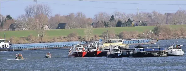  ?? RP-FOTO: FISCHER ?? Das Schiffsung­lück mit zwei Schwerverl­etzten ereignete sich am Dienstag um 6.50 Uhr bei Rheinkilom­eter 832. Die Feuerwehre­n aus Emmerich, Wesel und Xanten sowie die Polizei und Wasserschu­tzpolizei aus Duisburg waren im Einsatz.