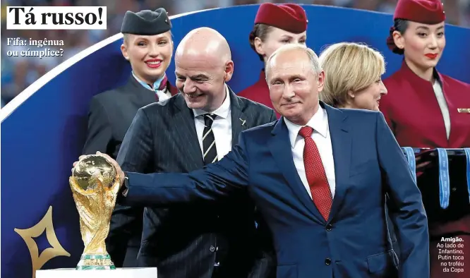  ?? YURI KOCHETKOV/EFE ?? Amigão. Ao lado de Infantino, Putin toca no troféu da Copa