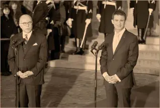  ?? Foto: afp ?? Transición. Evento en el que Manuel Valls deja su puesto de primer ministro y lo entrega a Bernard Cazeneuve