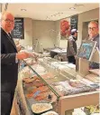  ?? FOTO: NIC ?? Fisch-Verkäufer Ralf Krenkels (r.) mit Feinkost-Chef Dieter Noldenn