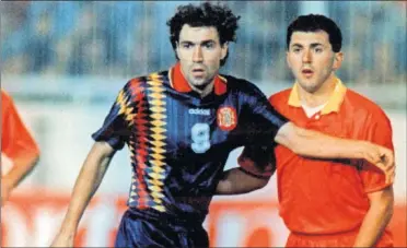  ??  ?? GOLEADOR. Julio Salinas hizo los goles del triunfo (0-2) en el primer partido ante Macedonia en 1994.