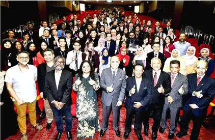  ??  ?? MSU graduates who completed UEM programme pose with their mentors.