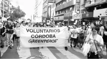  ??  ?? A 2017 demonstrat­ion in the capital of the province of Córdoba, against government plans for laxer zoning and land-use management, which would have favoured deforestat­ion, successful­ly blocked the initiative. — Photo by Sebastián Salguero / Greenpeace