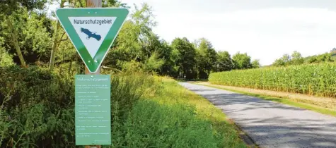  ?? Fotos: dpa ?? Dieses Schild zeigt: Die Landschaft ist ein Naturschut­zgebiet. Was das genau bedeutet, erfährst du heute auf Capito.