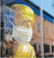  ?? FOTO: OLIVER ONDRÖ/DPA ?? Eine Büste Lenins mit Mundschutz im Geschäft.