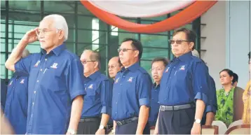  ??  ?? Taib salutes when the national anthem is played. At right is Abang Johari.