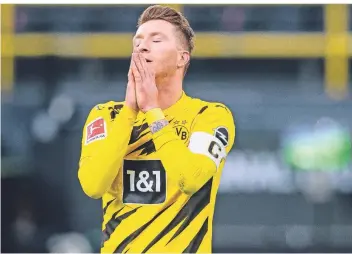  ?? FOTO: GUIDO KIRCHNER/DPA ?? Es sollte nicht sein: Dortmunds Kapitän Marco Reus schlägt nach einer vergebenen Torchance im Spiel gegen Mainz die Hände vor sein Gesicht und ärgert sich.