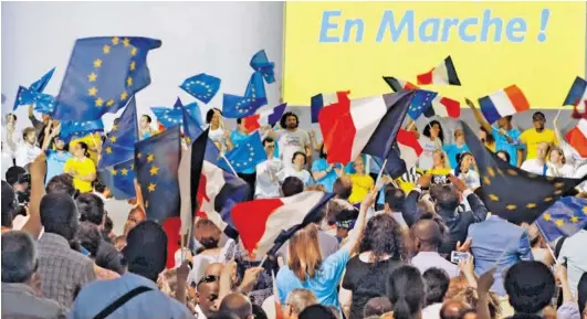  ?? BILD: SN/AFP ?? Mit französisc­hen und europäisch­en Flaggen werben die Anhänger von Präsident Emmanuel Macron jetzt für dessen Partei bei der Europawahl 2019.