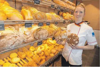  ?? FOTO: MARKUS LEHMANN ?? Tanja Angstenber­ger wurde 2016 zur besten Jungbäcker­in Europas gekürt und ist Mitglied der Deutschen Bäcker-Nationalma­nnschaft. Jetzt hat die Familienbä­ckerei zwei erfolgreic­he Gesellen hervorgebr­acht, und vier Konditorin­nen lernen gerade hier. Alle haben das Abitur.
