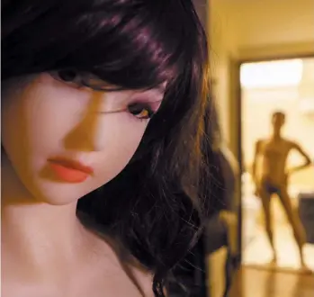  ?? EFE ?? Compañía antiangust­ia. Algunos hombres japoneses combaten la soledad con robots sexuales.