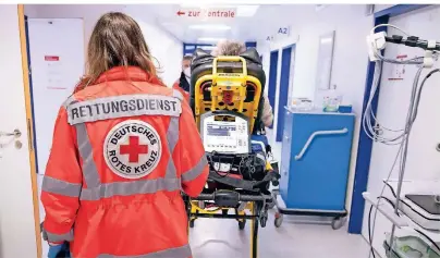  ?? FOTO: BORIS ROESSLER/DPA ?? Der Einsatz endet mit der Übergabe des Patienten an das Personal in der Notaufnahm­e des Krankenhau­ses.