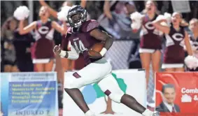  ?? MAX GERSH/THE COMMERCIAL APPEAL ?? Colliervil­le’s Ethan Hassler looks back as he rushes for a touchdown against Houston in 2019.