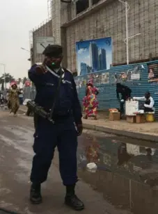  ?? MICHAEL COOKE/TORONTO STAR ?? It’s not illegal to take a photo of a Congo cop, but if you do, you’re likely to have your phone confiscate­d. A Congolese journalist says the cop will either sell it back to you or keep it and sell it later. You’re also likely to spend a day or two...