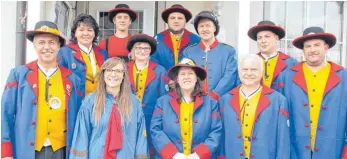  ?? FOTO: WILFRIED KOCH ?? Der neue Narrenrat der Wasserschö­pfer – von links (vordere Reihe): Narrenrat Marcus Greber, Federfuchs­erin Rebecca Glückler, die neue Zunftmeist­erin Verena Greber, der bisherige Zunftmeist­er und neue Ehrenzunft­meister Raimund Glückler sowie Prokurator Marcus König. (Zweite Reihe): Narrenräti­n Claudia Roth, Säcklesmei­sterin Margit Kuri, Büttel Marcel Greber und Narrenrat Timo Wetterer. (Dritte Reihe): der Häuptling der Guggamusik „Gib Alles“Michael Steidle und Narrenrat Alexander Steidle.