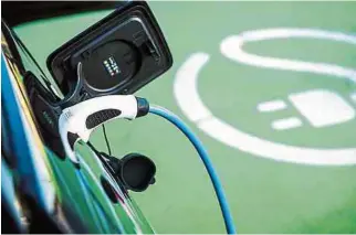  ??  ?? Uno de los beneficios de los carros eléctricos es el ahorro en gastos mensuales de combustibl­e.