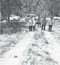  ??  ?? EWON bersama Bolkiah dan pegawai KPLB meninjau jalan kampung itu yang dibina sendiri penduduk kampung dengan bergotong royong.