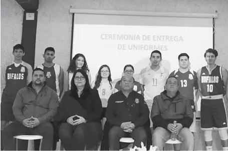  ??  ?? en una pasarela se hizo demostraci­ón de los diferentes uniforme otorgados