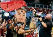  ??  ?? Atlanta United fans celebrate Josef Martinez ‘s recordtyin­g goal Sunday. It was Martinez’s first goal from outside the penalty box this season.