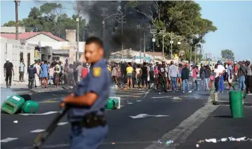  ?? PICTURE: DAVID RITCHIE/AFRICAN NEWS AGENCY (ANA) ?? ANGER: Dozens of backyarder­s protested in Gugulethu over the lack of adequate land for them to build houses on. A section of the N2 was briefly blocked, allegedly by the protesters, before they made their way back to Klipfontei­n Road.