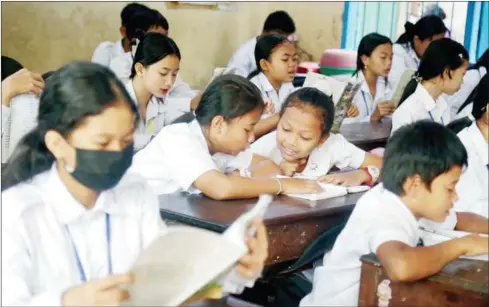  ?? HENG CHIVOAN ?? Chak Angre Leu Primary School students join the 9th National Reading Day in the capital’s Meanchey district on March 11.