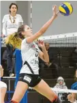  ?? Foto: Ulrich Wagner ?? Vergeblich streckten sich Vanessa Kulig und die Hochzoller Volleyball­erinnen gegen Obergünzbu­rg.