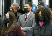  ?? CHARLES REX ARBOGAST — THE ASSOCIATED PRESS ?? Actor Jussie Smollett, center, arrives with his mother Janet, left, and other family members at the Leighton Criminal Courthouse for day three of his trial in Chicago on Wednesday.