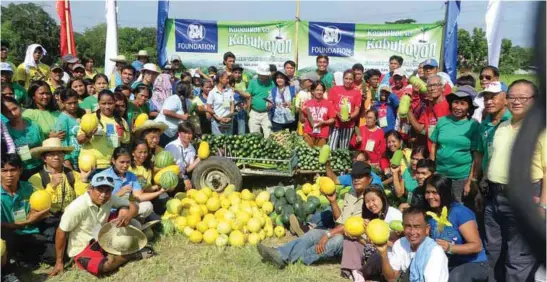  ??  ?? The 89th KSK Batch and their harvest in San Jose del Monte City.