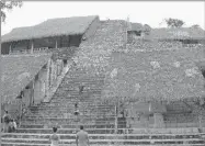  ??  ?? Una de las estructura­s de Mayapán, que registra elevada afluencia