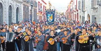  ??  ?? Miembros de la comunidad universita­ria y de la sociedad oaxaqueña disfrutaro­n con canciones tradiciona­les y villancico­s.